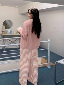 Dazy Plus 2 pièces Ensemble pyjama avec Top à manches longues ample imprimé cerises et pantalon rayé rose, vêtements de nuit pour femmes grande taille, tenues d'automne et d'hiver - Rose bonbon - Voir 2