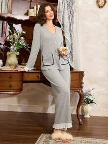 Ensemble de pyjama plissé élégant et minimaliste pour femmes, contraste de couleurs. Ensemble de pyjama à volants, ensemble de pyjama gris, ensemble de vêtements de détente pour femmes, ensemble de vêtements de nuit, vêtements d'automne et d'hiver