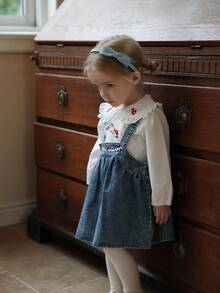 Vintaside Kids Bebé niña Bebé/Niña pequeña Blusa de manga larga con cuello bordado de otoño emparejada con falda de peto de mezclilla lavada a la moda, adecuada para salidas en clima suave de otoño, campamentos, vacaciones, reuniones familiares y uso casual diario