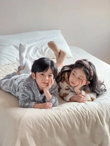 SHEIN 小女孩毛绒连帽长袖系带睡袍睡衣，熊图案羊毛厚家居服，兄弟姐妹/家庭装 - 卡其色 - 查看 7
