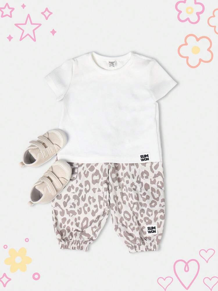 アニマルプリントの伸縮性パンツ付きホワイトTシャツ