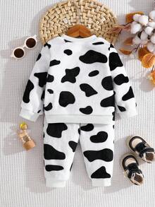 SHEIN 两件套男婴奶牛印花圆领卫衣和运动裤，加厚保暖内衬，柔软舒适，百搭家居服套装，适合秋冬季节穿着。奶牛印花婴儿服装，包括婴儿奶牛睡衣、婴儿抓绒睡衣、婴儿奶牛印花睡衣、新生儿奶牛套装、婴儿休闲套装、男婴秋季套装、奶牛印花婴儿套装。 - 黑與白 - 查看 2