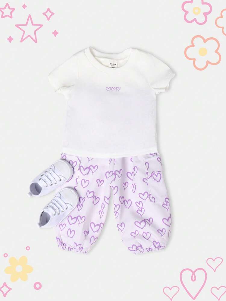 Conjunto de camiseta branca com estampa de coração lavanda e calça balão