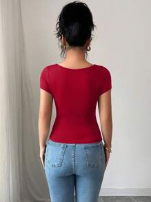 Selianne Nueva camiseta de mujer de manga corta con cuello cuadrado, dobladillo ondulado negro y fruncido lateral, versátil para el verano - Rojo - Ver 2
