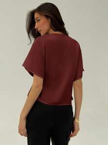 Aloruh 新款时尚通勤简约灰色V领落肩修身双扣落肩短袖衬衫红色上衣 - 酒紅色 - 查看 2