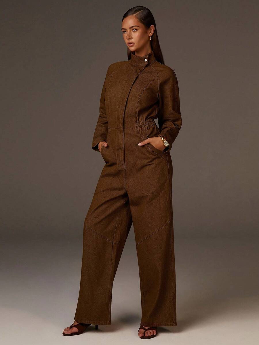 Athîral 女士巧克力棕色牛仔阔腿连体裤 | 挺括弹力牛仔面料，宽松版型，高领设计，长袖，松紧腰带，中缝细节，实用侧袋，简约实用风格，适合春秋穿着。女士棕色立领牛仔连体工装裤，商务休闲女装，日常休闲穿着，女士冬季服装，新年服装，棕色系女装 - 棕色 - 查看 1