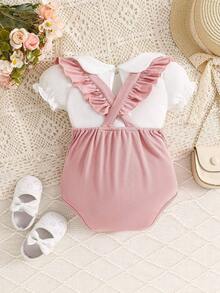 SHEIN Vintaside Kids Conjunto De Bebé De Niña Con Blusa Con Cuello Peter Pan, Pelele Con Detalles De Volantes Y Juguete - Multicolor - Ver 2