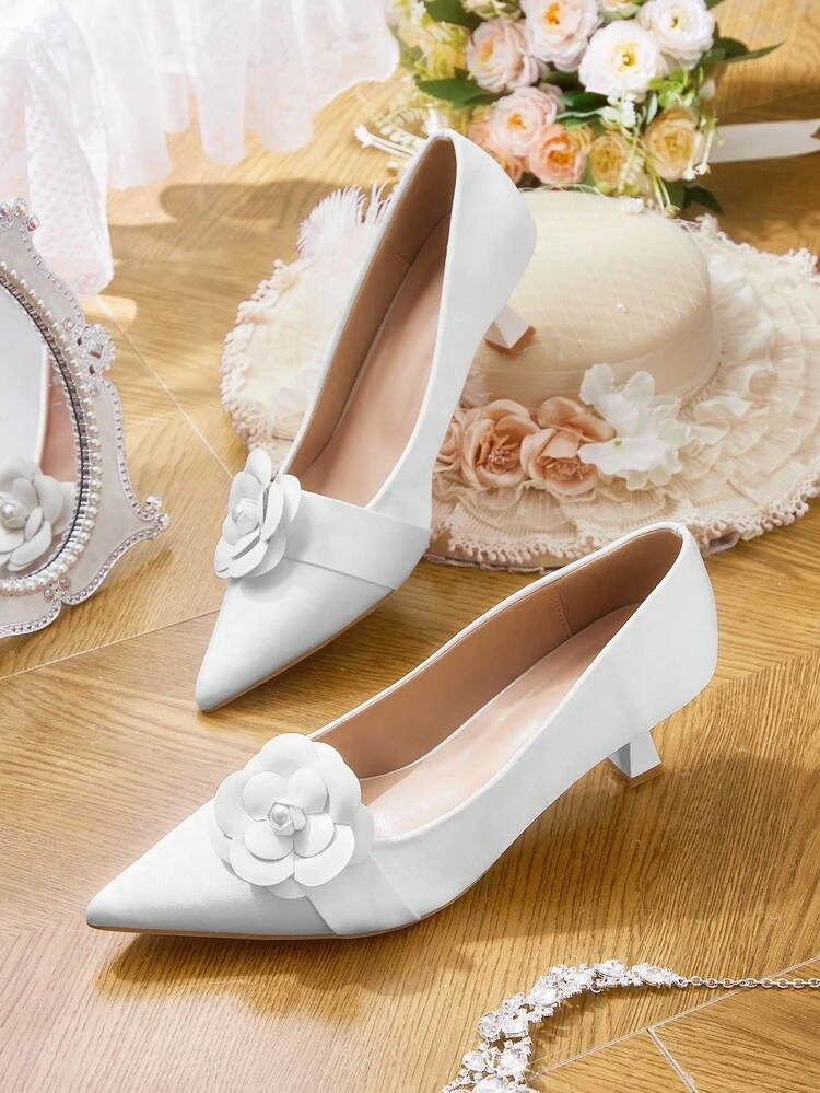 CUCCOO HITCHD Novos Sapatos de Salto Alto de Cetim Branco Elegantes, Românticos e Vintage com Bico Fino e Salto Gatinho, Flor de Camelia, Adequados para Vestido Formal, Casamento, Festa de Feriado e Encontros, Sapatos de Noiva