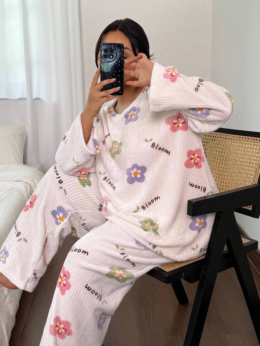 SHEIN Conjunto de pijama de franela con estampado de rayas y esponjoso, tallas grandes, ropa de otoño e invierno, atuendos acogedores - Blanco - Ver 1