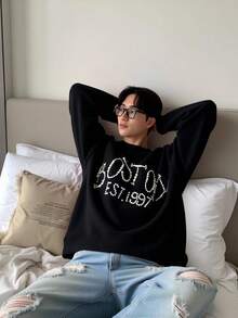 Claim Dot Suéter informal oversize para hombres con gráfico de letras y números con perlas falsas, de vuelta al colegio - Negro - Ver 5