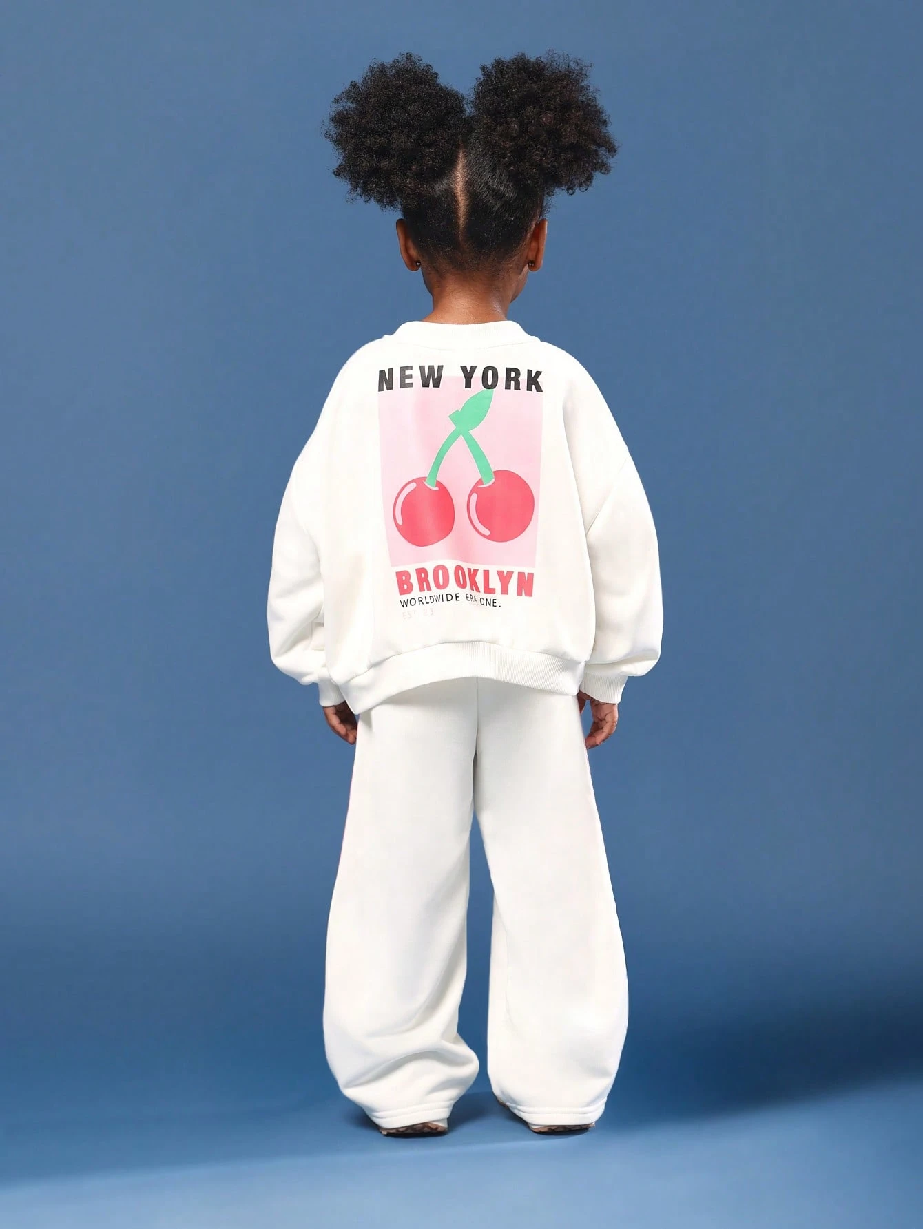 Conjunto de sudadera y jogger con estampado de cerezas de gran tamaño