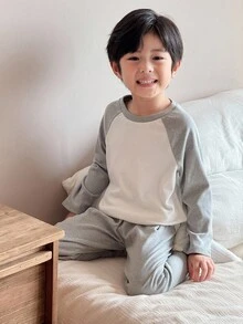 SHEIN Little Byeori 2 件套青少年男孩休闲拼色圆领长袖上衣和裤子家居服套装，兄弟姐妹/家庭装 - 灰色 - 查看 1