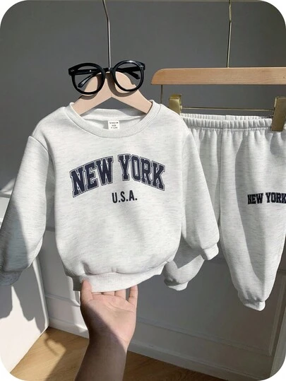SHEIN 2 件套儿童休闲运动针织字母印花长袖羊毛运动衫和慢跑裤运动服，适合秋冬季