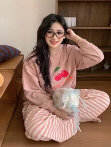 Dazy Plus 2 pièces Ensemble pyjama avec Top à manches longues ample imprimé cerises et pantalon rayé rose, vêtements de nuit pour femmes grande taille, tenues d'automne et d'hiver - Rose bonbon - Voir 6