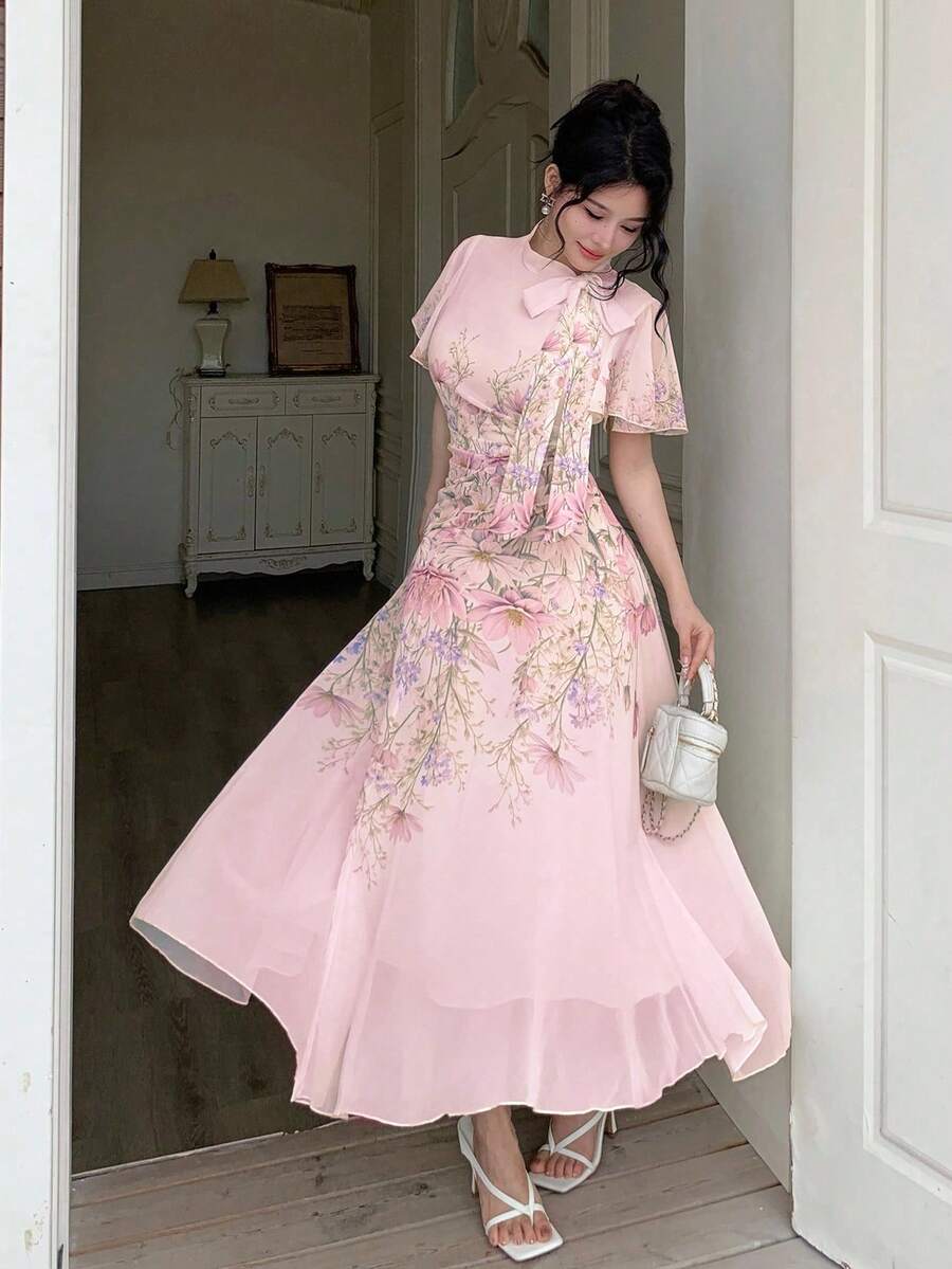 Modelyn Klänning med knytband och rynkad placering och tryck för kvinnor - Rosa - Visa 1