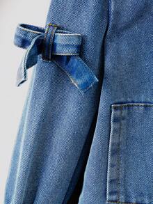 女童浅蓝色水洗休闲宽松牛仔外套，带口袋和蝴蝶结设计，可爱百搭，适合日常穿着，简约时尚。 - 中等水洗藍 - 查看 5