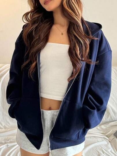 少女藏蓝色连帽宽松休闲卫衣，简约风格，适合休闲和运动。藏蓝色拉链卫衣，少女藏蓝色卫衣，少女蓝色卫衣，拉链外套，秋冬季穿着。