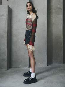 TypaGal Suéter Cropped Listrado com Cores Ousadas Entrega Estilo Alternativo e Gótico para o Outono, Que as Mulheres Adoram. Ideal para o Halloween e para Sobreposição no Inverno para Coleções Femininas, Ele Faz uma Declaração com Detalhes Desgastados. Perfeito para o Outono, Denim Perna Larga ou Clima de Suéter Aconchegante. - Multicolorido - Visão 6