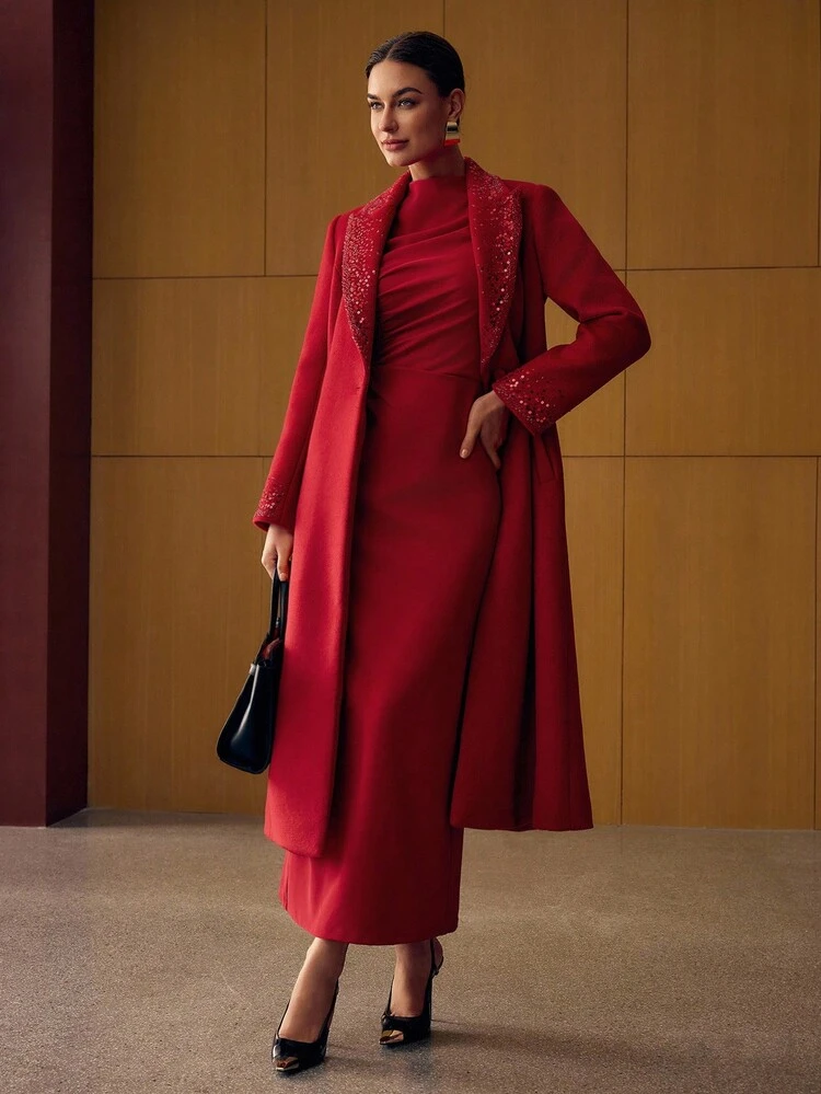 VESTIDO LARGO CON CUELLO DE EMBUDO Y FRUNCIDO EN LOS LADOS, ESTILO VINTAGE