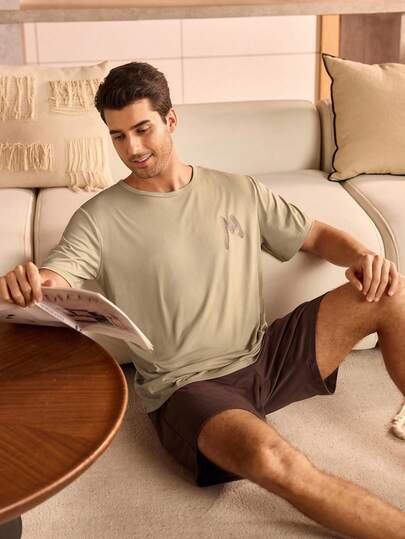 Manfinity Underwear&Sleepwear Basics طقم بيجامة رجالي مكون من تي شيرت بياقة دائرية وأكمام قصيرة مطبوع عليه حرف وشورت