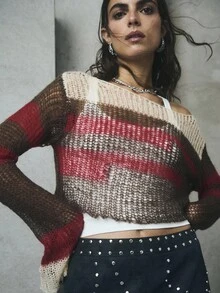 TypaGal Suéter Cropped Listrado com Cores Ousadas Entrega Estilo Alternativo e Gótico para o Outono, Que as Mulheres Adoram. Ideal para o Halloween e para Sobreposição no Inverno para Coleções Femininas, Ele Faz uma Declaração com Detalhes Desgastados. Perfeito para o Outono, Denim Perna Larga ou Clima de Suéter Aconchegante. - Multicolorido - Visão 9