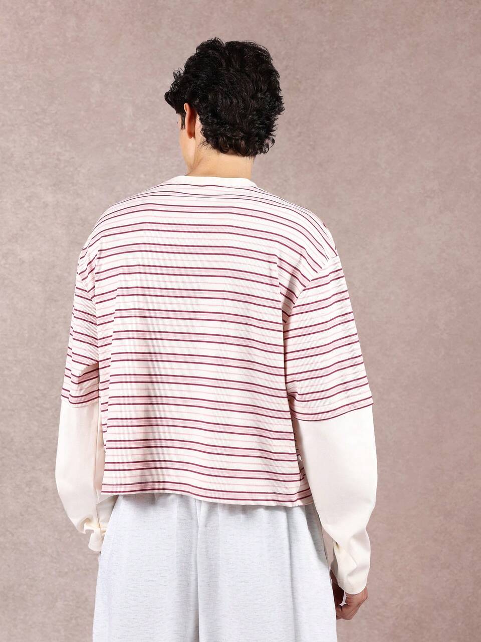 T-shirt a righe con maniche a doppio strato e tessuto a coste