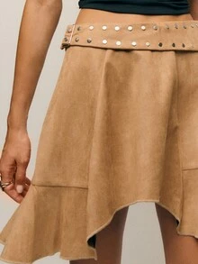 Nöista Mini Saia Camelo com Acabamento Semelhante a Camurça Macia e Bainha Assimétrica Sutil. Projetada com Cinto Cravejado para Um Toque Moderno e Estiloso, Esta Peça Combina Perfeitamente com Roupas de Inverno e Camadas Aconchegantes. Ideal para Roupas de Natal, Ano Novo e Ação de Graças, Adicionando Uma Opção Elegante e Versátil aos Guarda-Roupas de Inverno das Mulheres. Fácil de Combinar com Tops Pretos, Suéteres Grossos ou Agasalhos Formais para Looks Festivos ou Diários. - Castanho - Visão 6