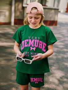 SHEIN Explorewe 2 件/套女孩套装休闲舒适简约卡通蝴蝶结和字母印花 T 恤搭配黑色运动短裤，适合春夏日常穿着 - 墨綠色 - 查看 7