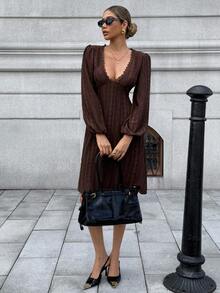 Chiquease Vestido Sólido de Manga Lanterna com Decote em V Francês, Renda Floral e Vazado para Outono/Inverno - Chocolate - Visão 4