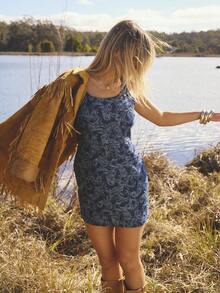 Aralina 女式休闲无袖腰果图案牛仔连衣裙，夏季 - 深色水洗藍 - 查看 2