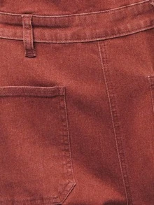 Nöista 牛仔背带裤，荷叶边肩带和方形背带，尽显女性柔美，是万圣节造型和秋季舒适叠穿的理想之选。高腰设计，配有腰带环和大号前贴袋，为秋日打造实用休闲的造型。宽松直筒裤腿，采用柔软水洗棉混纺面料，确保冬季穿着舒适，轻松换季。 - 紅色 - 查看 13