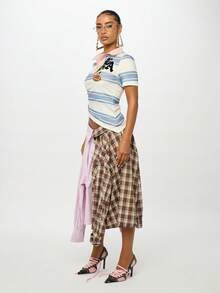 SUMWON WOMEN 足球徽章徽标短款 Polo 衫复古学院风大学队服蓝色条纹图案学院风春夏时尚 - 彩色 - 查看 6