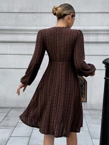 Chiquease Vestido Sólido de Manga Lanterna com Decote em V Francês, Renda Floral e Vazado para Outono/Inverno - Chocolate - Visão 2