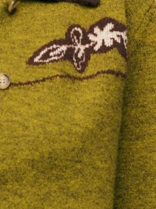 Nöista Áo khoác len cardigan màu xanh lá cây lấy cảm hứng từ phong cách cổ điển với cổ áo màu nâu tương phản và thêu hoa. Cài nút với chi tiết đai áo kiểu phương Tây tạo nên sự thoải mái khi mặc nhiều lớp; Hoàn hảo cho những ngày thường ngày mùa thu và mùa đông, những chuyến đi chơi nông thôn và những buổi đi chơi thư giãn. - màu xanh lá - Xem 6