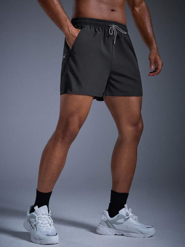 DRIFTMERE 男士防丢拉链口袋抽绳腰带运动短裤，独特设计，适合春夏穿着。这款男士速干轻便短裤，弹性极佳，透气凉爽，适合健身房锻炼，是夏季休闲运动的理想之选。 - 深灰色 - 查看 4