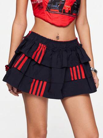 Street Life Falda plisada con capas de estilo motocicleta con acento de rayas rojas