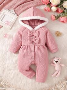 Bộ đồ liền thân trùm đầu bằng vải lông mịn màu trơn có nơ 3D cho bé gái. Thiết kế nơ 3D và mũ trùm đầu bằng vải lông mịn vừa thời trang vừa dễ thương. Kiểu dáng ôm vừa vặn, phù hợp với nhiều vóc dáng của bé. Dù là đi chơi hàng ngày, chơi trong công viên hay thư giãn tại nhà, bé yêu của bạn sẽ trở thành nàng công chúa nhỏ đáng yêu nhất. - Hồng - Xem 2