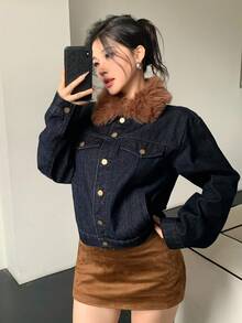 DAZY 女式秋冬牛仔夹克，仿毛领，色块，大口袋，宽松休闲街头风格 - 深色水洗藍 - 查看 2