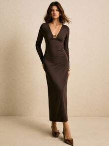 Poéselle فستان ماكسي طويل بأكمام طويلة وياقة على شكل حرف V مع كتف منخفض، لون أحادي للنساء - بني - مشاهدة 8