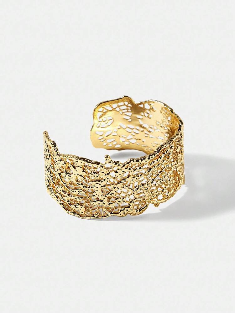 18K GOLD PLATED HOLLOW FLOWER PATTERN BANGLE