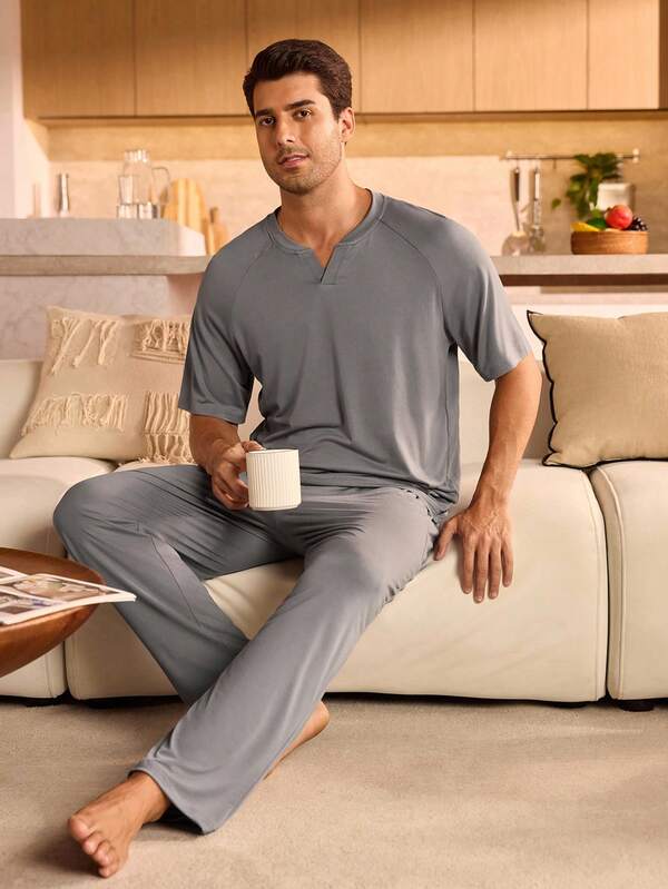 Manfinity Underwear&Sleepwear Basics Men's Solid Color Raglan Short Sleeve T-Shirt And Pants Pajama Set
