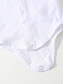 SHEIN Bộ trang phục quý ông 3 món cho bé trai mới biết đi, áo liền quần dài tay màu trắng và quần kaki có dây đeo, thoải mái, đa năng, cổ điển, thời trang, dễ thương, phong cách Anh, thích hợp cho trong nhà, ngoài trời, hàng ngày, thể thao, vui chơi, tiệc tùng, chụp ảnh, kỳ nghỉ, ngày lễ, đám cưới, tiệc chào đón em bé, lễ rửa tội và sinh nhật lần thứ 1 - Nhiều màu - Xem 7