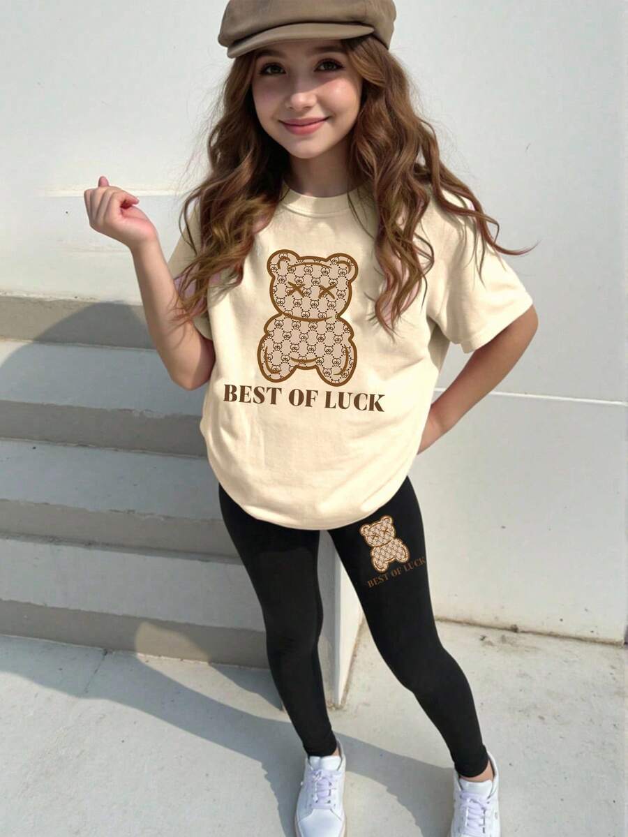 女孩休闲可爱卡通熊和字母图案印花短袖 T 恤和紧身裤两件套，适合返校装