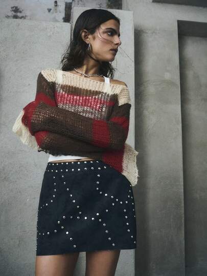 TypaGal Esta minifalda negro con tachuelas agrega un toque gótico y alternativo a los atuendos de otoño, la ropa de invierno y los disfraces de Halloween. Sus llamativos adornos la convierten en la ideal para la ropa de otoño y el atuendo de oficina con un toque diferente.