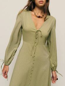 Nöista 优雅长裙，柔美V领，正面纽扣设计，长袖配系带袖口。适合春假、休闲日常或嘉年华等场合，舒适时尚，经典廓形，尽显女性柔美气质。 - 綠色 - 查看 3