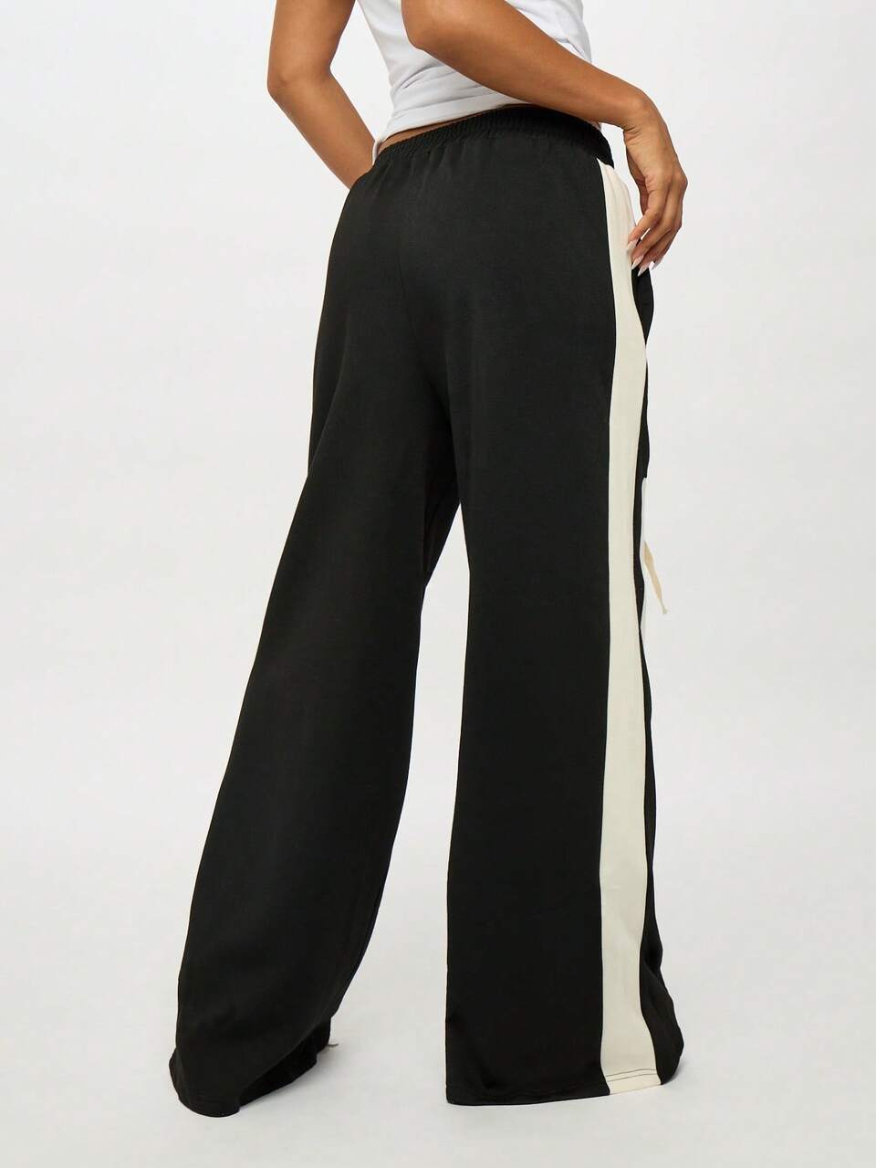 SUMWON WOMEN Pantalon de jogging à jambes larges avec imprimé numéroté et bande latérale