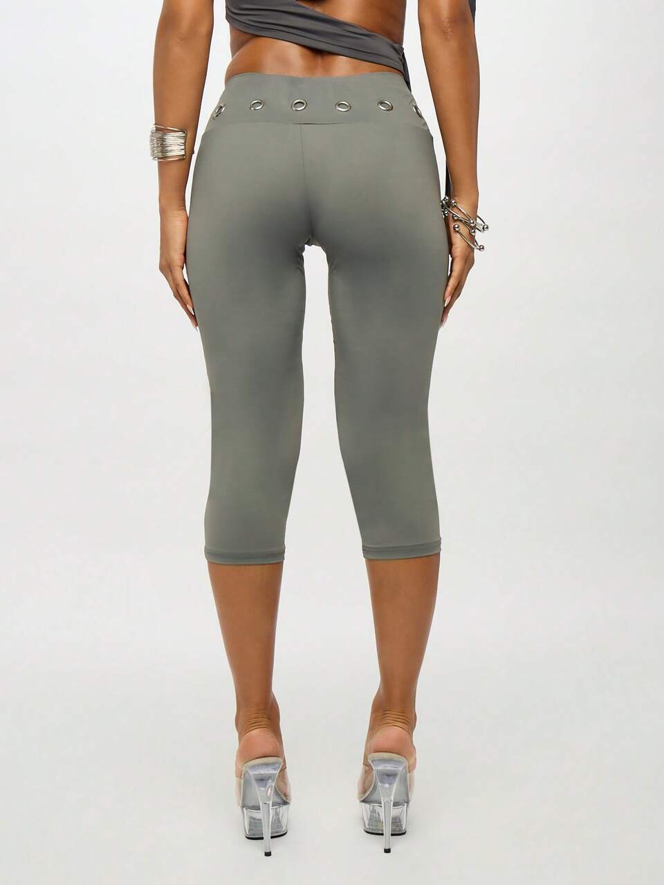 SUMWON WOMEN Leggings capri grises con cinturilla con tachuelas y estampado de números