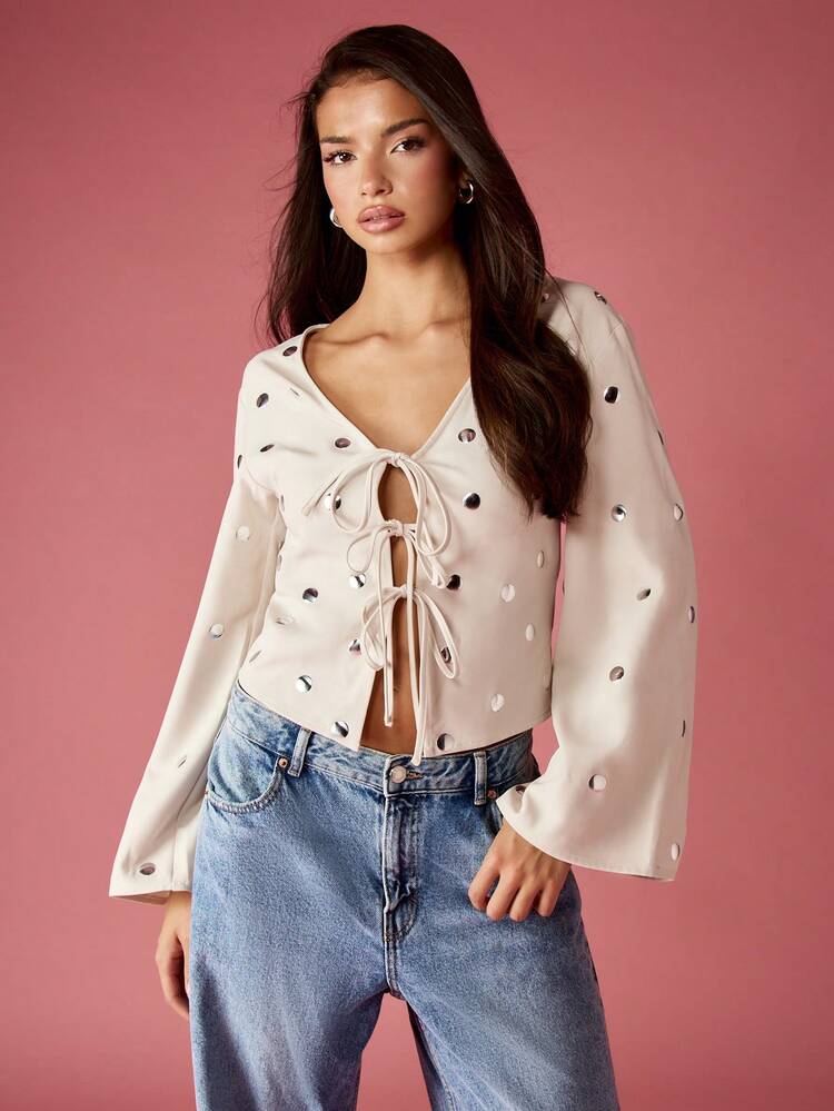 MISSGUIDED パフスリーブ スタッズ ブラウス リボン前開き カットアウトトップス イブニングパーティー 秋冬ファッション モックパール ディテール 長袖 スクエアネック アイボリー