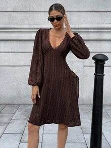 Chiquease Vestido Sólido de Manga Lanterna com Decote em V Francês, Renda Floral e Vazado para Outono/Inverno - Chocolate - Visão 6