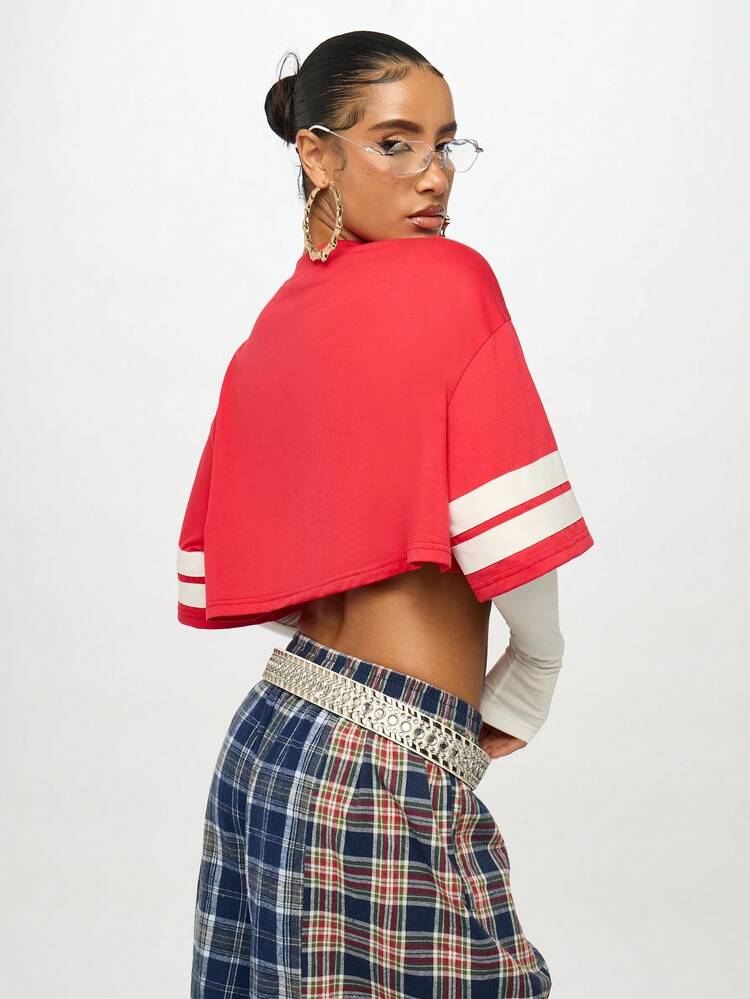 SUMWON WOMEN Camiseta curta de camada dupla com estampa de número universitário